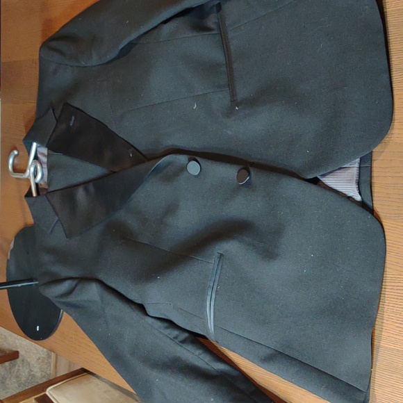 Gorgeous 2 PieceTuxedo by GINGISS Size 42L. WHY RENT! - Picture 1 of 10